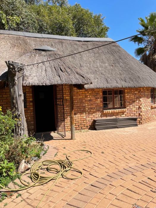 Cottage to Rent in Linbro Park: 1 bedroom, kitchenette, private lapa, shared garden.