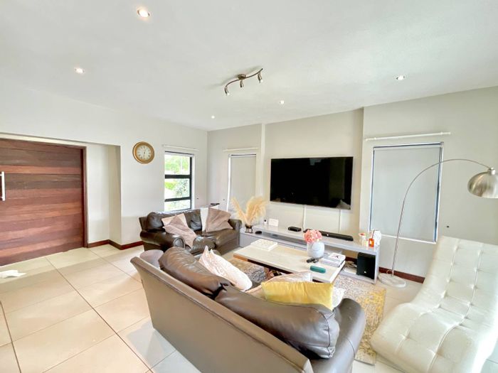 3-Bedroom House To Rent in Heron Hill Garden Estate with garden and double garage.