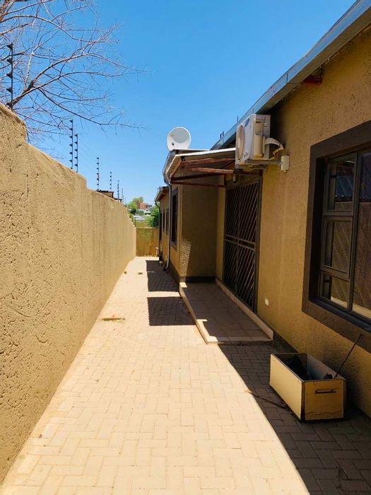 For Sale: House in Okuryangava with 4 bedrooms, garage, patio, and security features.