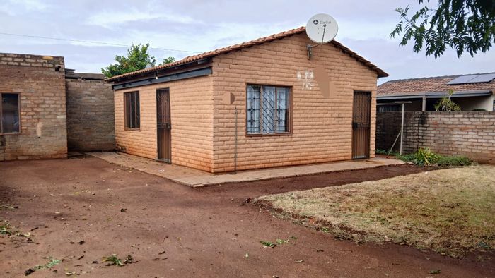 2 Bedroom house for sale in Ga-Rankuwa with secured yard and easy transport access.
