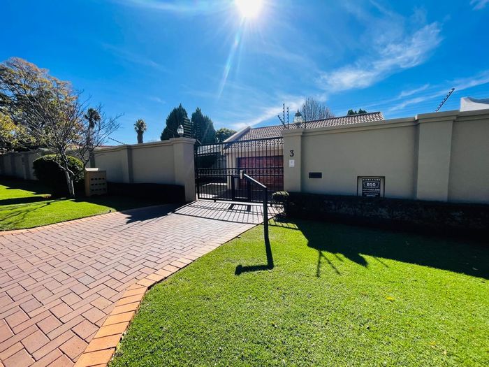 For Sale: Spacious Bedfordview Central house with pool, garden, and security features.