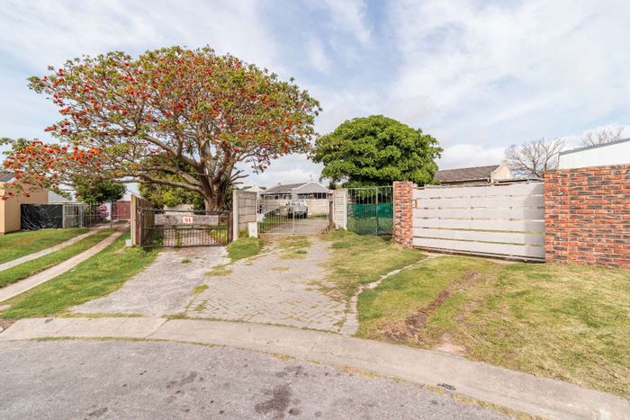 2-Bedroom House For Sale in Sherwood with secure yard and ample parking.