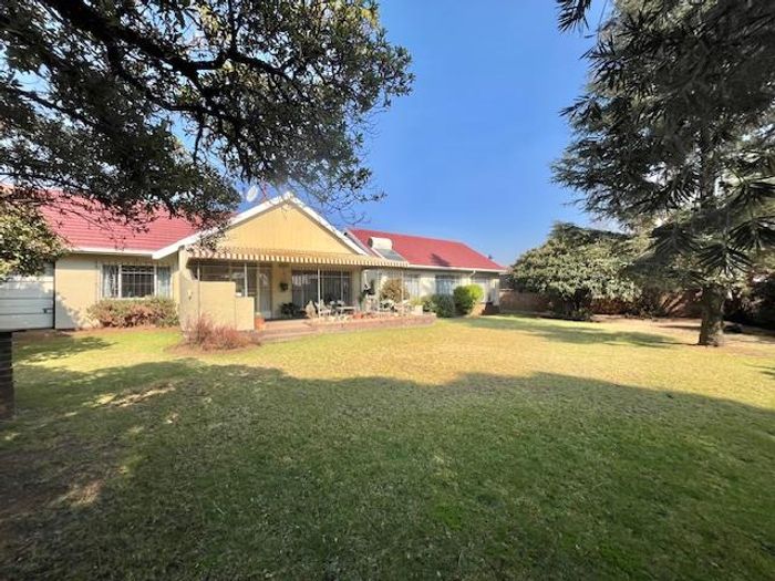 For Sale: House in Freeway Park with garden, security features, and ample parking.