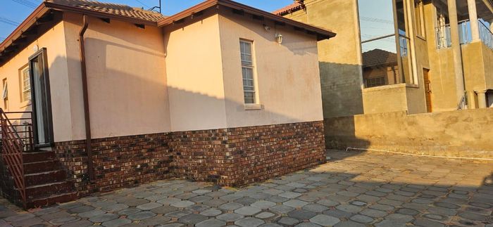 House for Sale in Atteridgeville: 3 bedrooms, prepaid electricity, no load shedding.