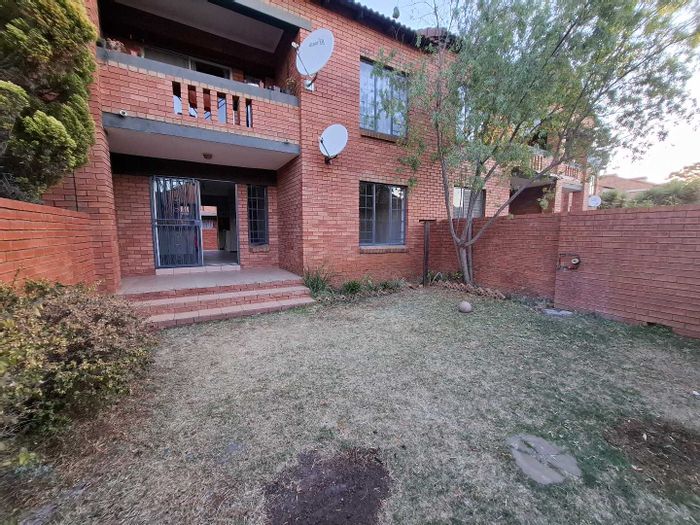 Mooikloof Ridge Apartment For Sale: 2 beds, garden, garage, estate amenities.