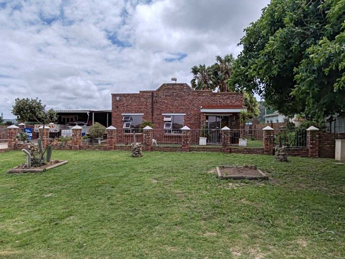 Colchester Central House For Sale: 9 bedrooms, flat, pool, near Addo Park.