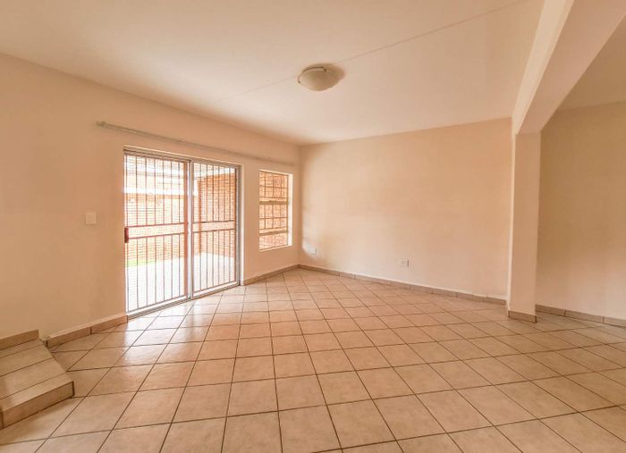 Hazeldean Apartment To Rent: 3 Beds, 2.5 Baths, Secure Estate, Garden, Garage.