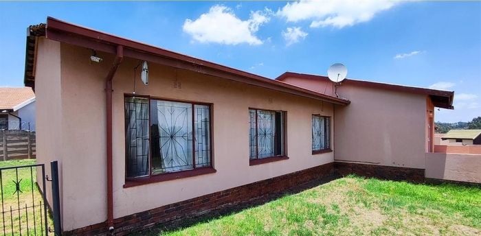 For Sale: Birch Acres House with 3 beds, flatlet, double garage, large yard.