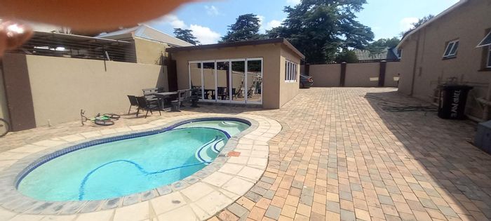 Northmead House To Rent: Open plan living, pool, entertainment area, shared property.