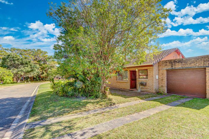 To Rent: House in Brenton On Lake with 4 beds, communal amenities, and secure estate.