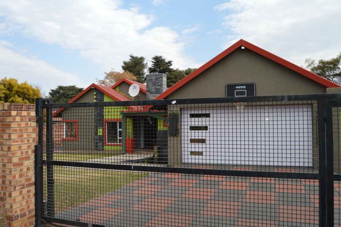 For Sale: House in Brackendowns with pool, cinema room, and spacious entertainment areas.