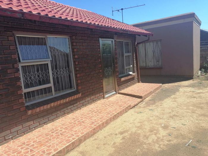 For Sale: House in Tsakane Ext 8 with flatlets, fitted kitchen, and secure fencing.