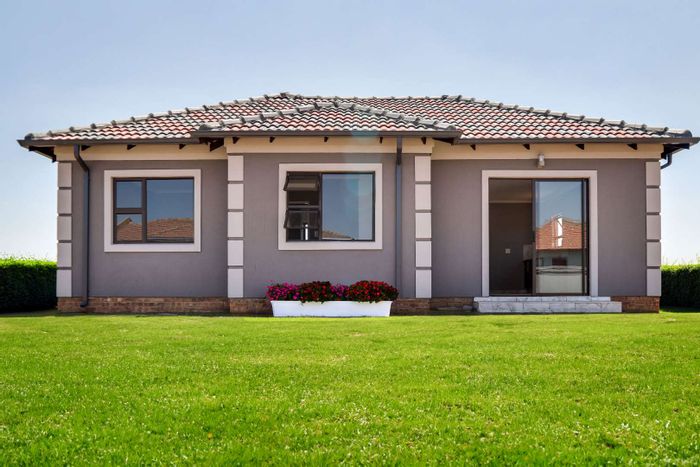 For Sale: House in Selcourt with customizable features, garages, and secure estate living.
