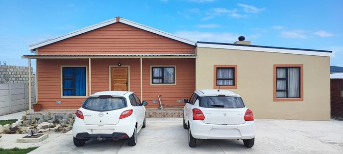 Franskraal House For Sale: 3 bedrooms, flatlet, beach access, gas appliances.