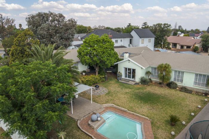 Spacious Brackendowns house for sale: 6 bedrooms, pool, flats, secure neighborhood.