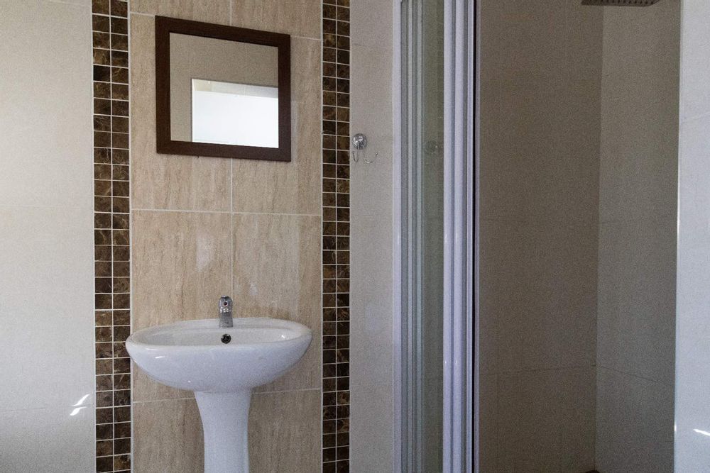 Flatlet bathroom with shower, basin and toilet