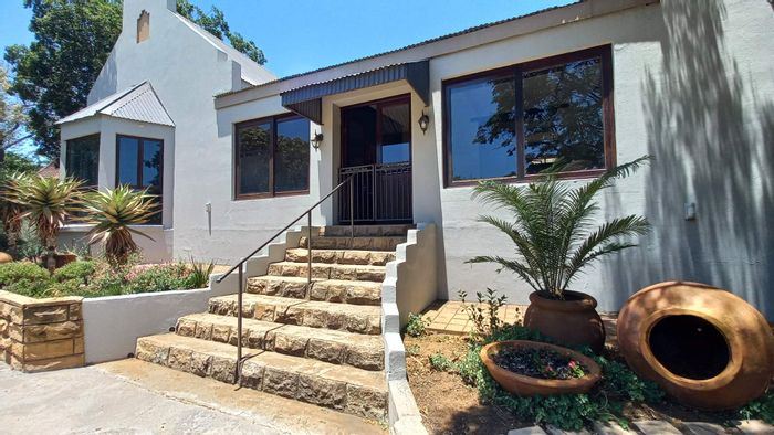 For Sale: House in Langenhovenpark with pool, garden, and indoor braai area.