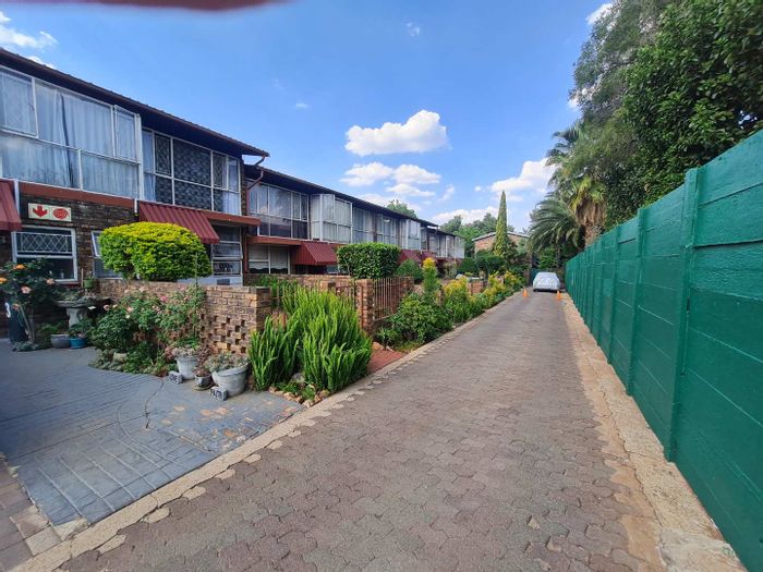 For Sale: Clubview Townhouse with 3 beds, balcony, braai room, and garage.