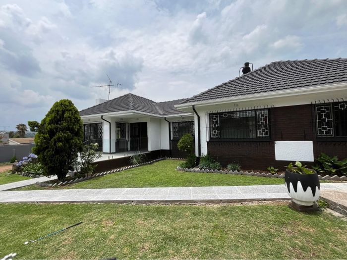 House in Illiondale To Rent: 3 bedrooms, 2 lounges, appliances included, pet-friendly.