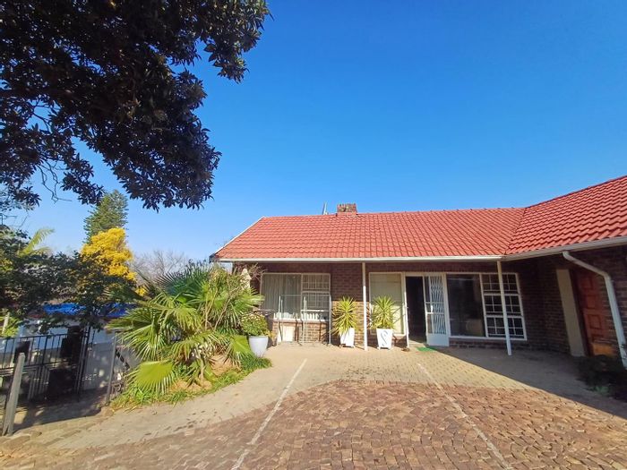 Charming 2-bedroom cottage in Blairgowrie, to rent with balcony and fireplace.