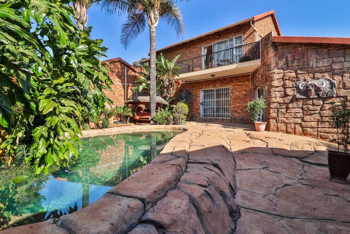 Mulbarton House For Sale: 4 Bedrooms, pool, indoor entertainment, secure parking.