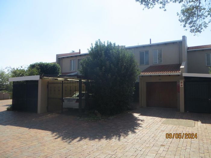 Property #2248339, Townhouse rental monthly in Die Hoewes