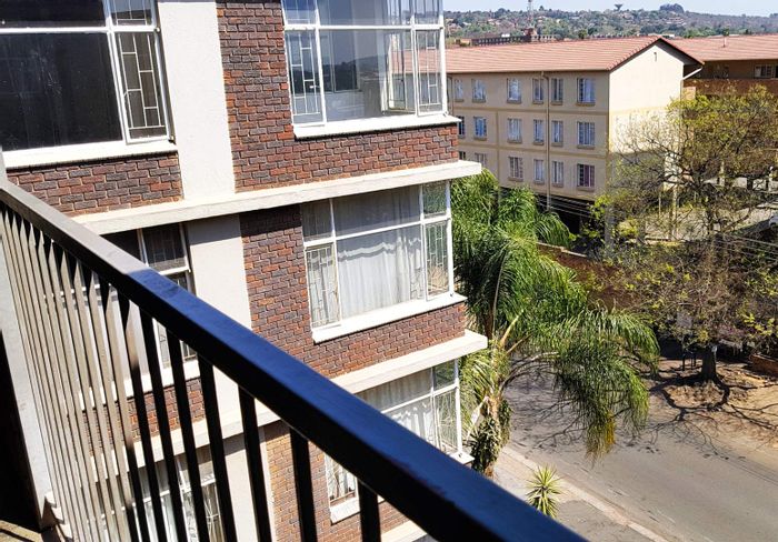 Silverton Apartment For Sale: 3 bedrooms, secure complex, near amenities and transport.