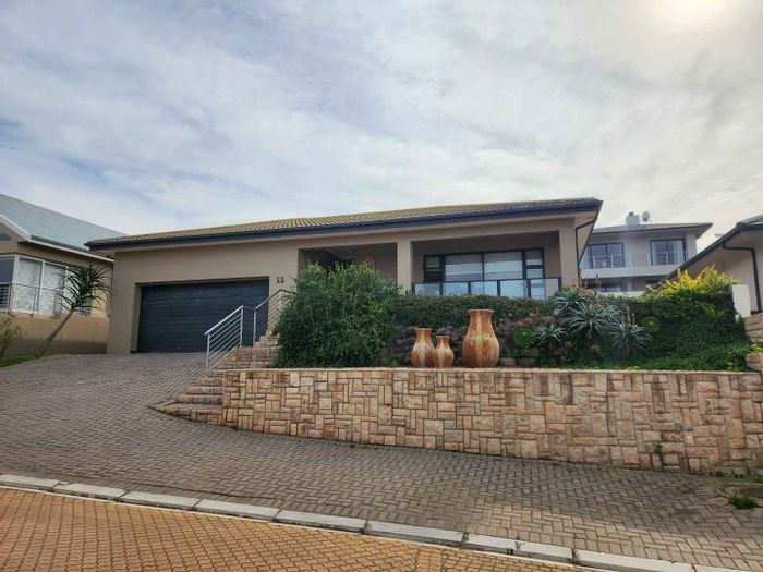 For Sale: House in Monte Christo with 3 beds, indoor braai, solar system.