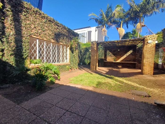 To Rent: House in Melrose with 3 beds, 2 baths, gated community, and secure parking.