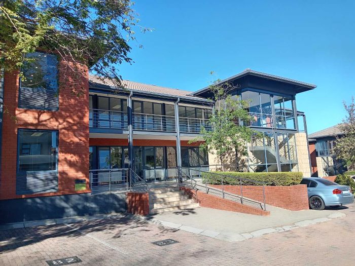 530 sqm Office to Rent in Woodmead with boardroom, kitchenette, and parking.