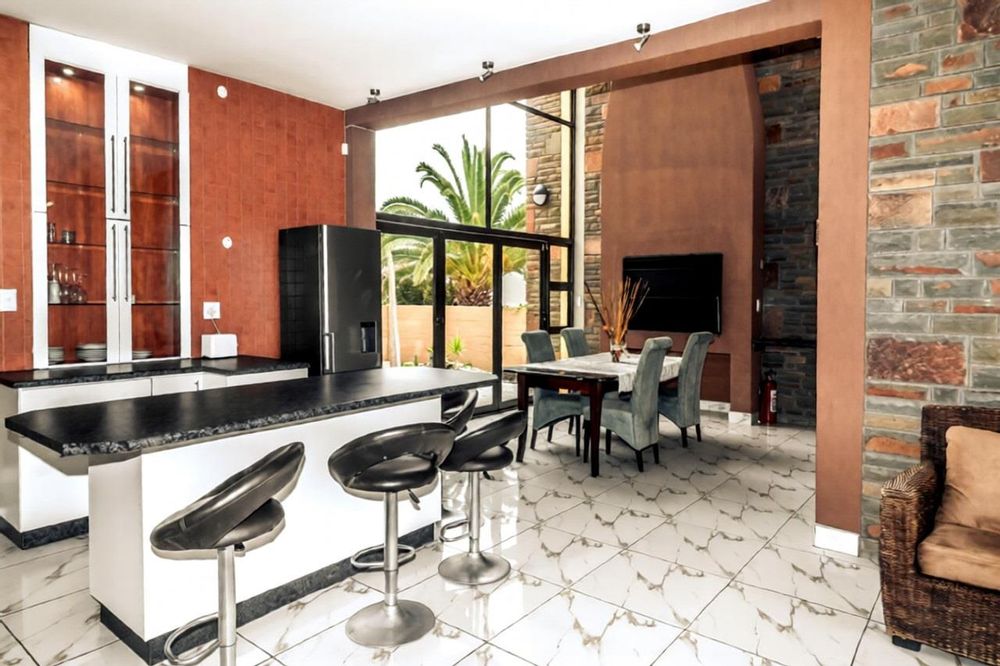 open plan kithcen and dinning area