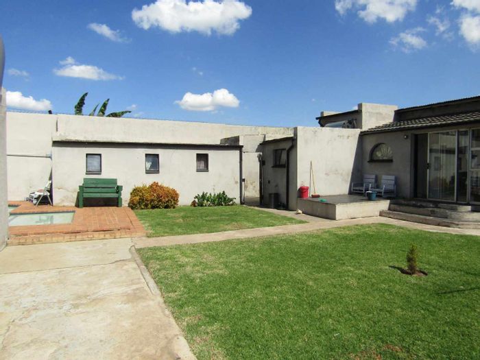 Brixton House For Sale: 5 bedrooms, flatlet, pool, ideal student housing investment.