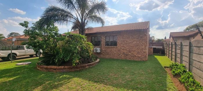 Mayberry Park House For Sale: 3 beds, pool, study, and covered parking.