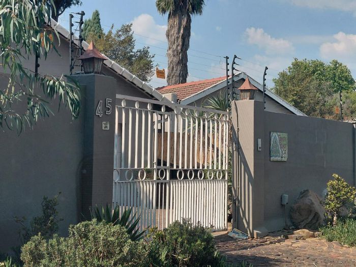 Cottage To Rent in Johannesburg North: 2 beds, private garden, secure shared property.