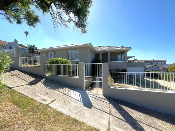 For Sale: House in Millard Grange with spacious yard and updated kitchen.