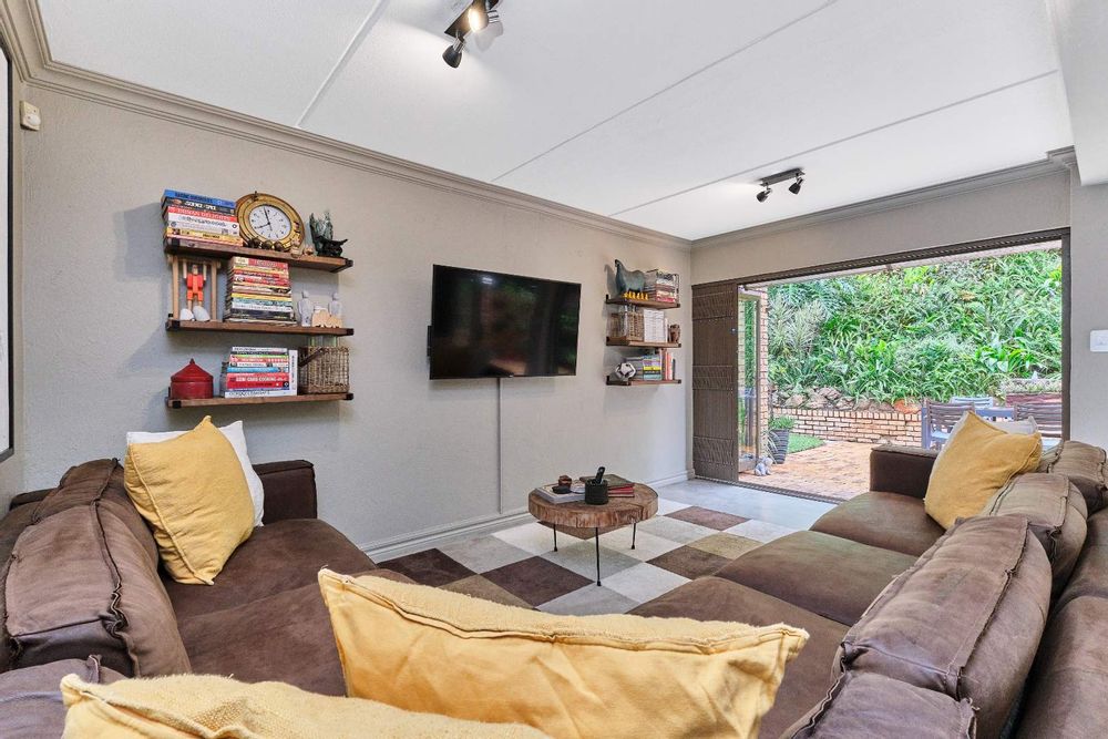 Lounge with stacking door to the garden.