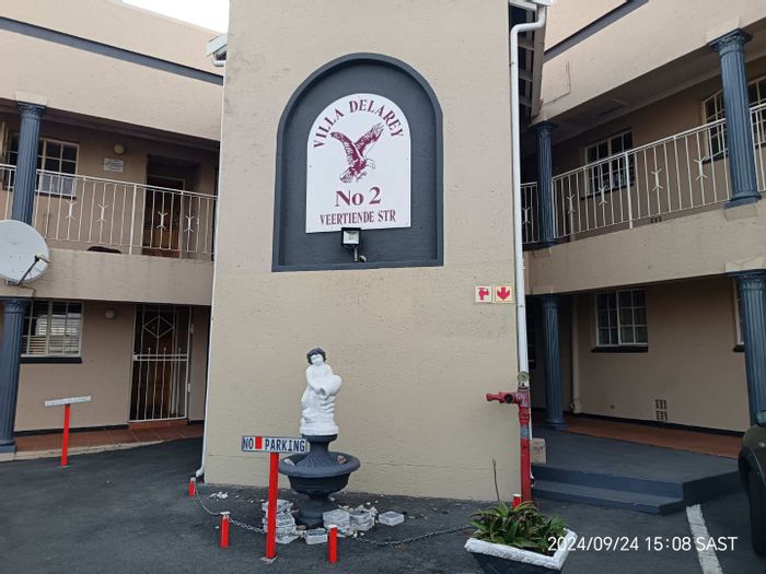 Delarey Apartment For Sale: 2 beds, secure parking, near shops and transport.
