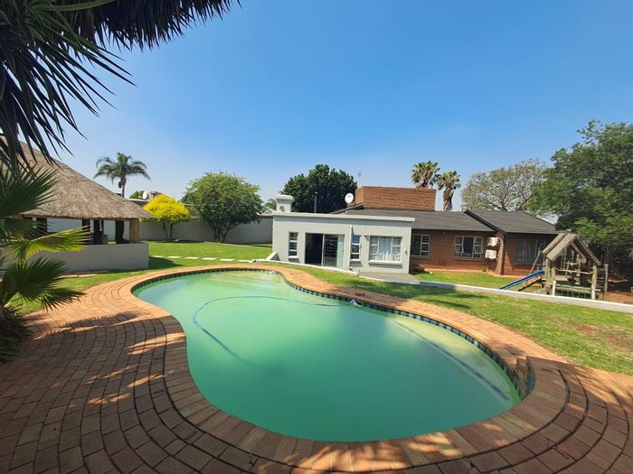 Glenvista House For Sale: 4 bedrooms, pool, lapa, solar system, 3 garages.