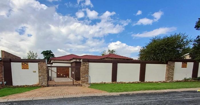 For Sale: House in Brackendowns with 3 beds, double garage, pet-friendly yard.