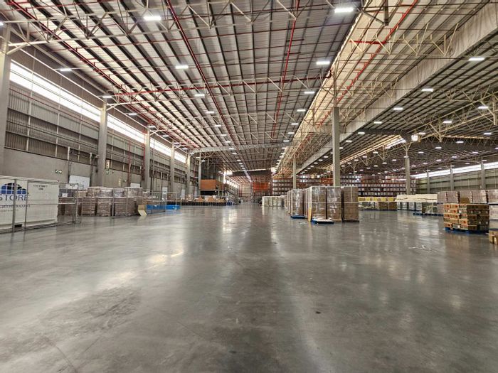 Industrial Warehouse To Rent in Pomona: 22,095sqm, 3-phase power, office space.