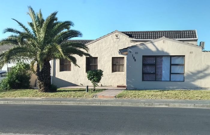 House to Rent in Brackenfell South: Pool, spacious kitchen, aircon, garage, near amenities.