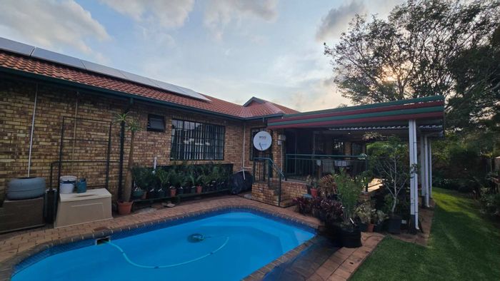 For Sale: House in Magalieskruin with pool, garden, and solar panels.