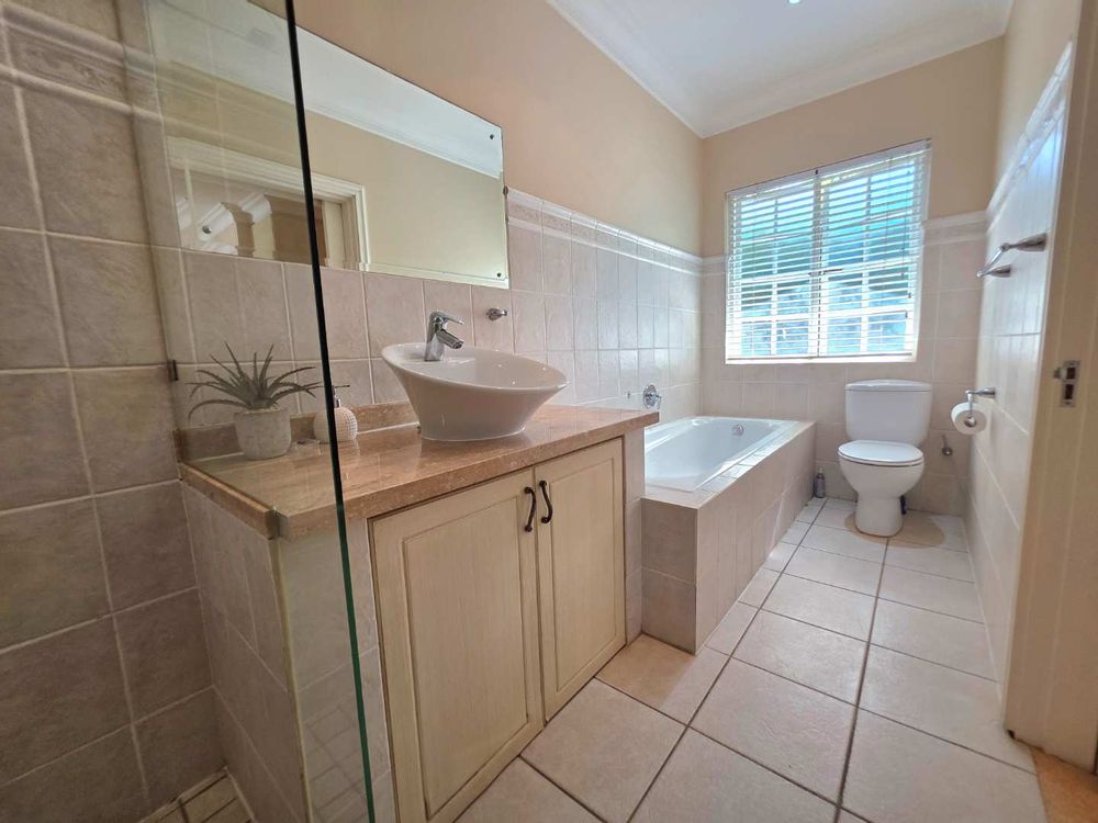 3rd full bathroom en suite 