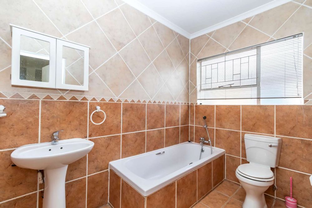 2nd and 3rd bedrooms ensuite. interleading doors