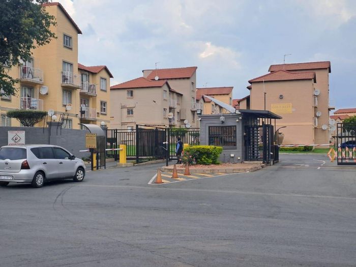 Ormonde Apartment For Sale: 1 Bedroom, pool access, secure complex, convenient location.