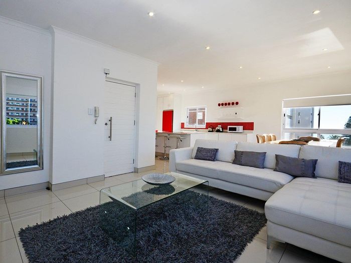 Sea Point Apartment To Rent: 2 beds, pool access, balcony, secure parking.