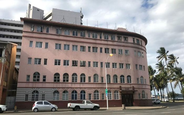 1.5 Bedroom Apartment For Sale in Durban Central, Close to Amenities and Transport.