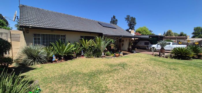 Brackendowns House For Sale: 3 beds, pool, lapa, solar panels, and security features.