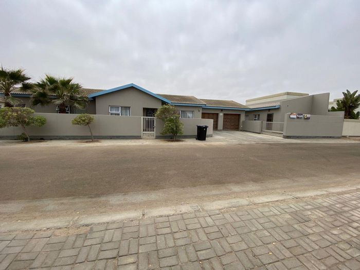 House for Sale in Swakopmund Ext 9: Beach access, guest flat, double garage.