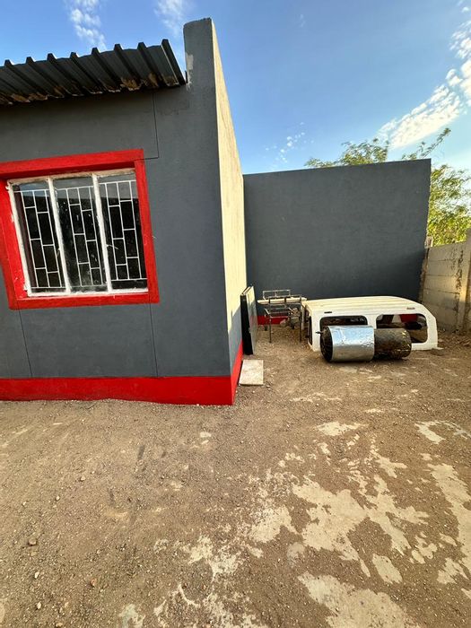 For Sale: House in Greenwell Matongo with flats, parking, and solar geyser.